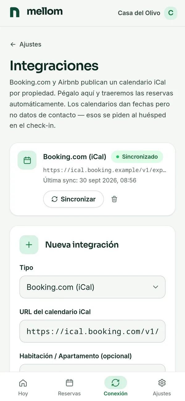 Pantalla «Integraciones» del panel: un calendario de Booking.com sincronizado y el formulario «Nueva integración» con el tipo y la URL del calendario iCal.
