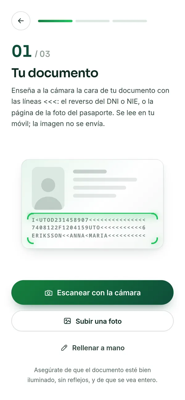 Primer paso del check-in del huésped en el móvil, «Tu documento»: un documento de ejemplo con sus líneas de lectura y los botones «Escanear con la cámara», «Subir una foto» y «Rellenar a mano».