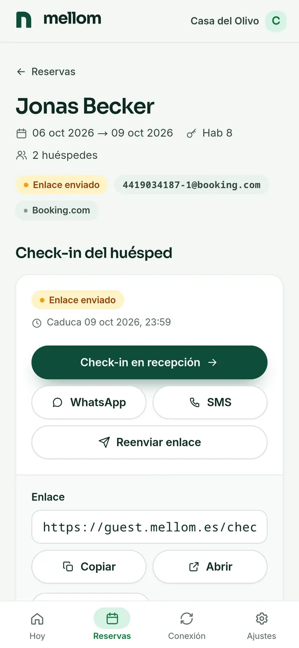 Ficha de una reserva en el panel: estado «Enlace enviado» y los botones «Check-in en recepción», WhatsApp, SMS, «Reenviar enlace» y «Copiar».