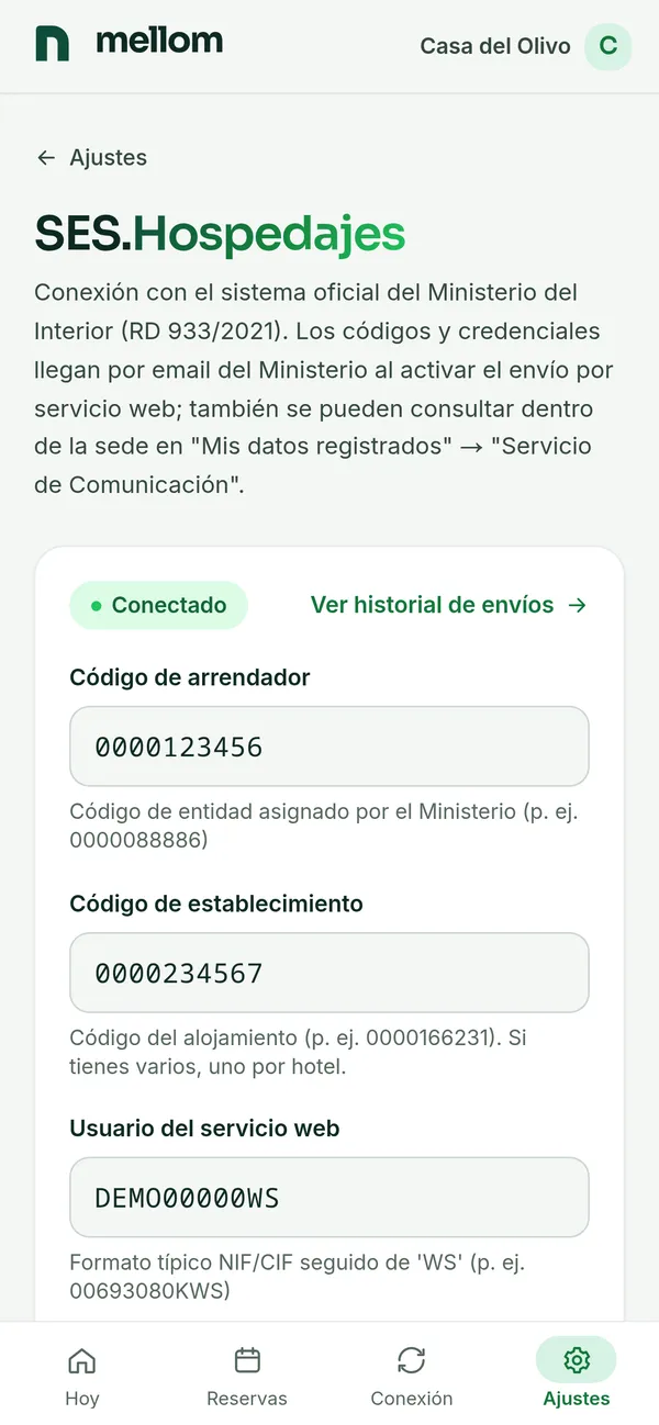 Pantalla «SES.Hospedajes» del panel: estado «Conectado» y los campos código de arrendador, código de establecimiento y usuario del servicio web.