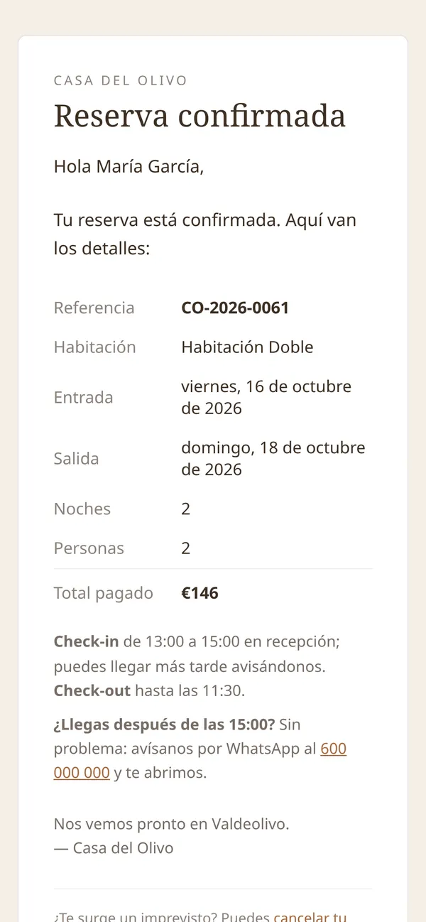 Email de reserva confirmada en el móvil: referencia, habitación, fechas de entrada y salida, noches, personas, total pagado, horarios de check-in y check-out y un enlace para cancelar.