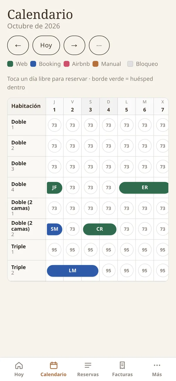 Calendario del panel en el móvil: las habitaciones en filas y los días en columnas, con las reservas marcadas en colores según su canal: web, Booking, Airbnb o manual.