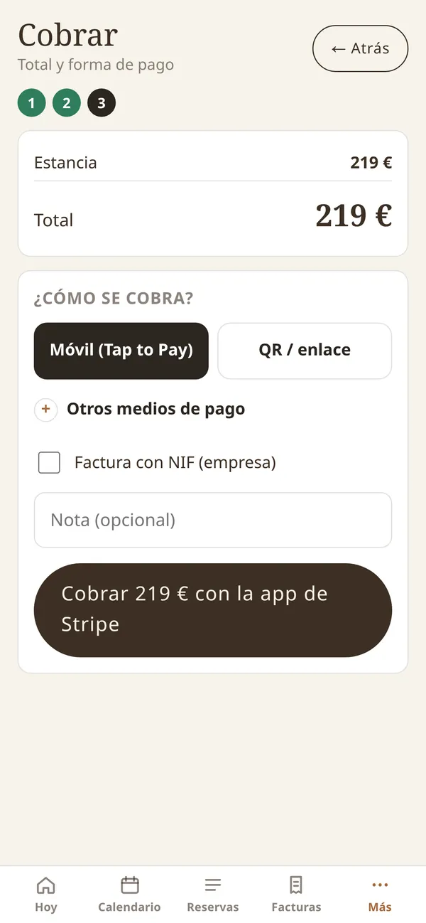Pantalla Cobrar del panel: estancia de 219 €, a elegir cómo se cobra, con el móvil (Tap to Pay) o con QR o enlace, y el botón «Cobrar 219 € con la app de Stripe».