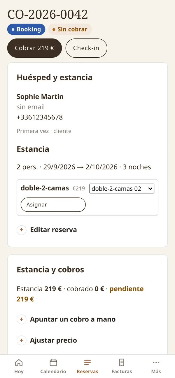 Ficha de una reserva de Booking en el panel: sin cobrar, con los botones Cobrar 219 € y Check-in, los datos del huésped, la estancia, la habitación asignada y lo cobrado y pendiente.