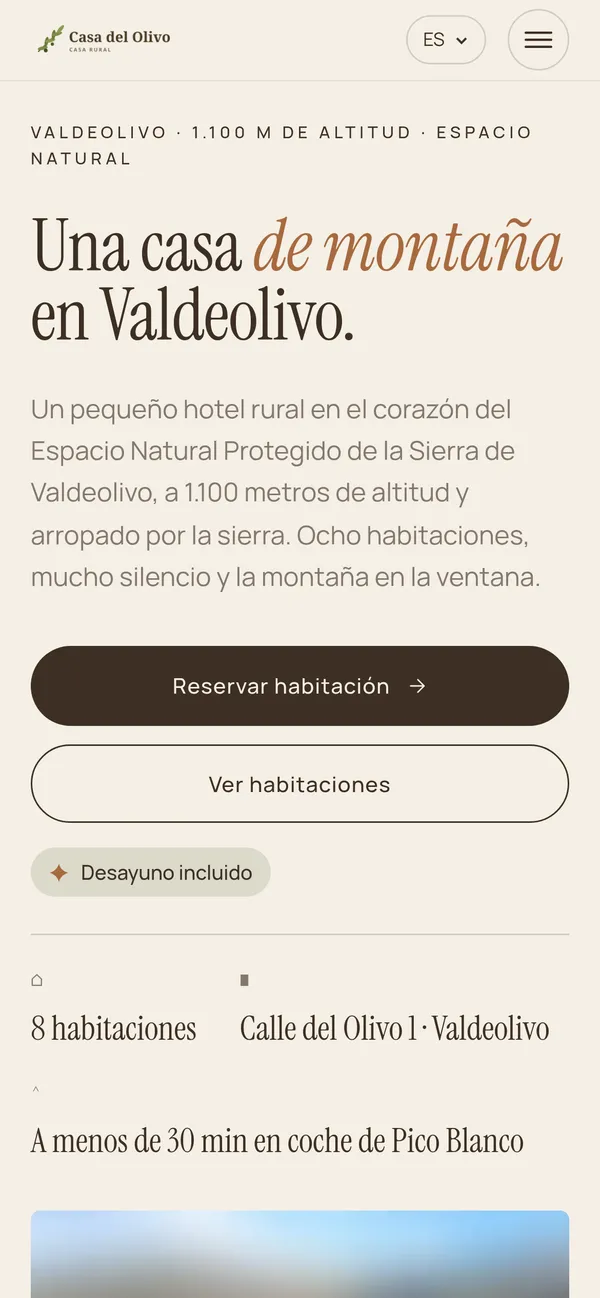 Portada de una web hecha con Mellom Host en el móvil: el nombre del alojamiento, el selector de idioma, un titular con su descripción y los botones Reservar habitación y Ver habitaciones.