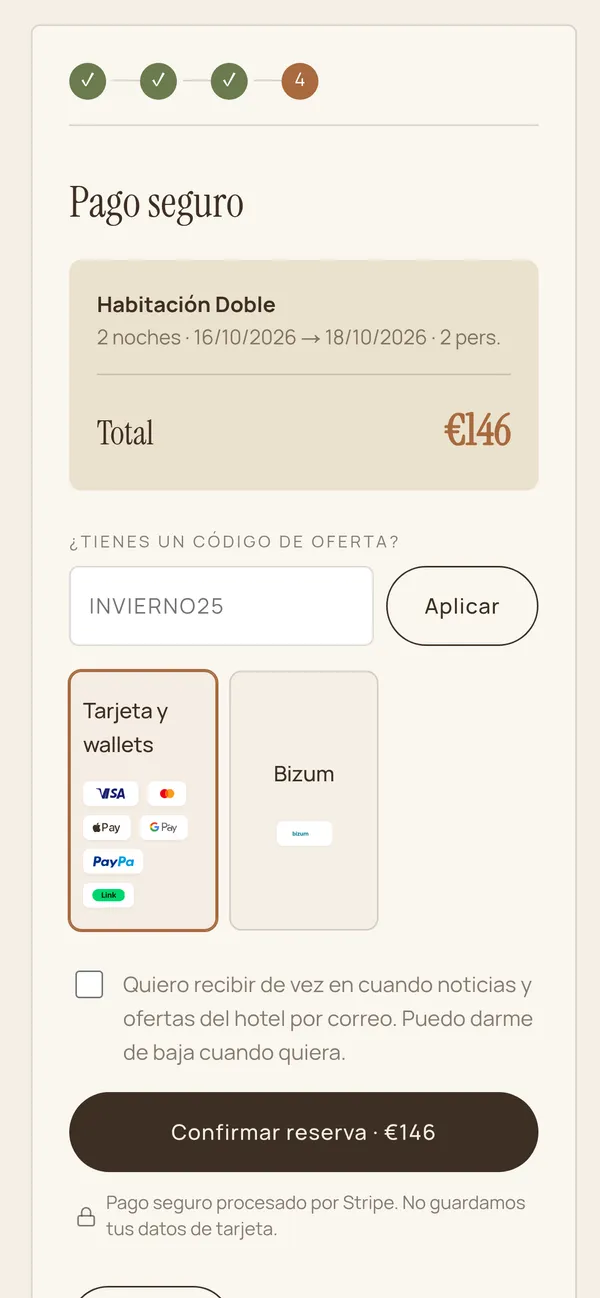 Paso de pago de una web hecha con Mellom Host en un móvil: resumen de la estancia (Habitación Doble, 2 noches, 146 €), código de oferta, elección entre tarjeta y wallets (Visa, Mastercard, Apple Pay, Google Pay, PayPal, Link) o Bizum, y el botón «Confirmar reserva · 146 €».
