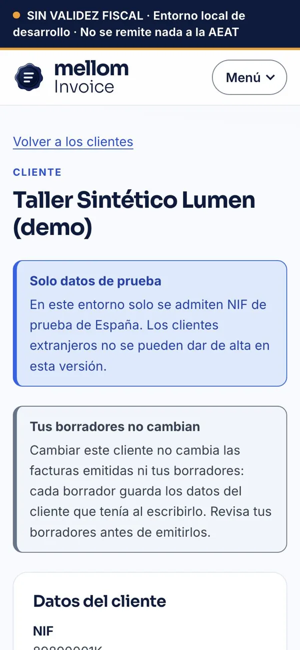 Ficha del cliente de demostración «Taller Sintético Lumen (demo)»: el aviso «Solo datos de prueba», la nota «Tus borradores no cambian» y el comienzo de sus datos, con un NIF de prueba.