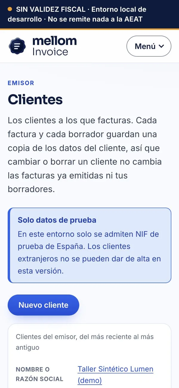 Lista de clientes del emisor: la explicación de que cada factura y cada borrador guardan una copia de los datos del cliente, el aviso «Solo datos de prueba», el botón Nuevo cliente y el cliente de demostración «Taller Sintético Lumen (demo)».